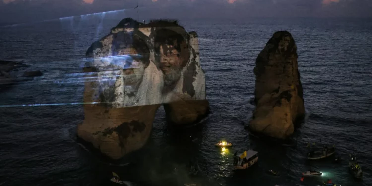 Hezbolá conmemora a Nasrallah y Safieddine con proyecciones en Beirut