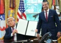 El presidente de Estados Unidos, Donald Trump, muestra una orden ejecutiva firmada mientras el secretario de Defensa, Pete Hegseth, observa en la Oficina Oval de la Casa Blanca en Washington, el 5 de septiembre de 2025. (Mandel Ngan/AFP)