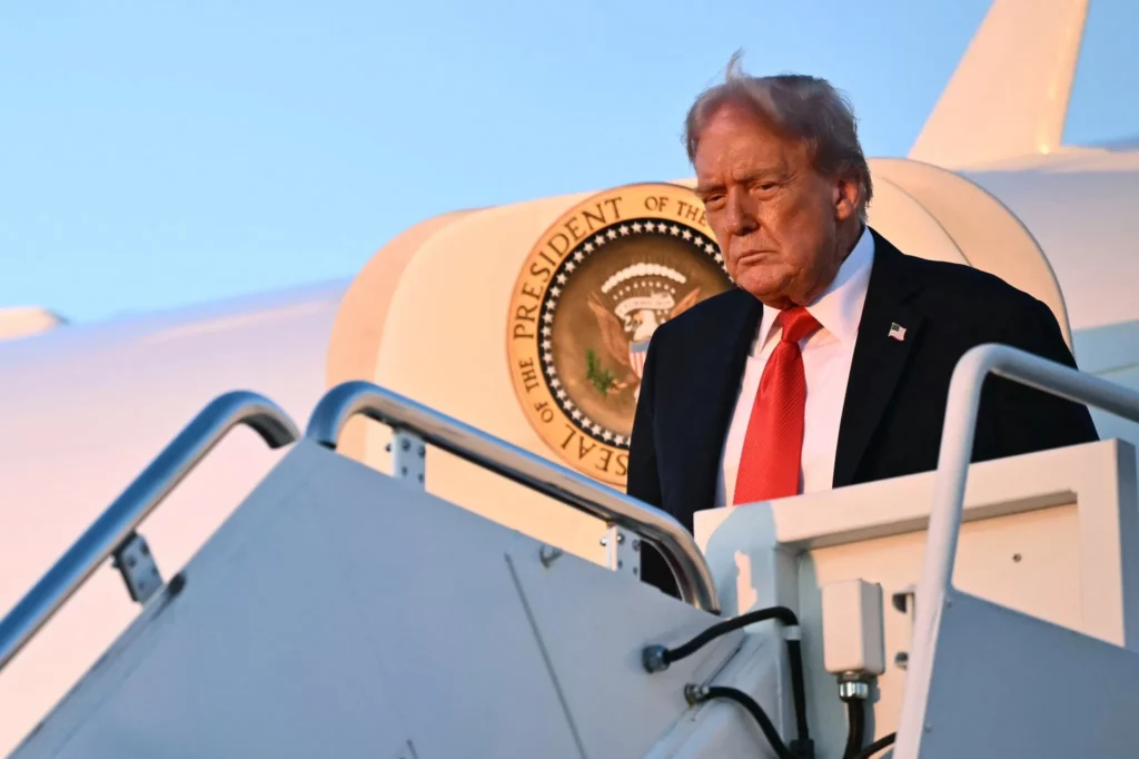 El presidente de los Estados Unidos, Donald Trump, baja del Air Force One al regresar a la Base Conjunta Andrews en Maryland el 7 de septiembre de 2025. (Mandel NGAN / AFP) 