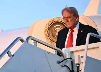 El presidente de los Estados Unidos, Donald Trump, baja del Air Force One al regresar a la Base Conjunta Andrews en Maryland el 7 de septiembre de 2025. (Mandel NGAN / AFP)