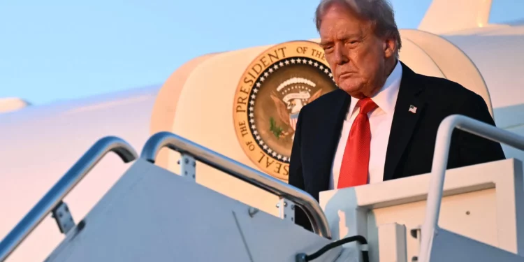 El presidente de los Estados Unidos, Donald Trump, baja del Air Force One al regresar a la Base Conjunta Andrews en Maryland el 7 de septiembre de 2025. (Mandel NGAN / AFP)