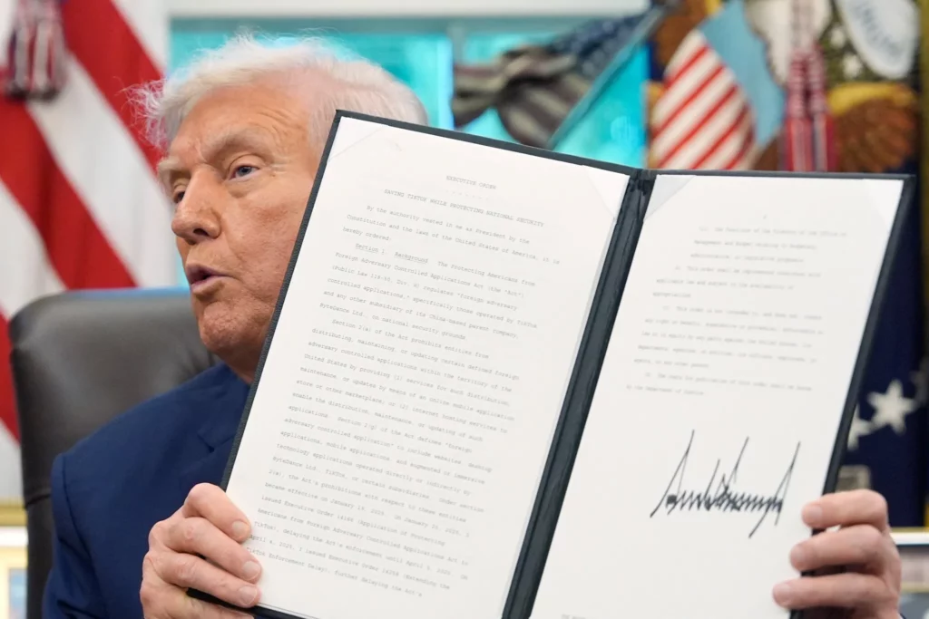 Trump firma orden para venta parcial de TikTok en EE. UU. por $14,000 M
