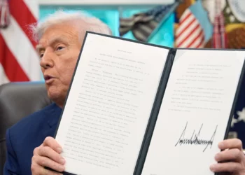 Trump firma orden para venta parcial de TikTok en EE. UU. por $14,000 M