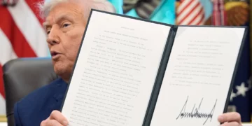 Trump firma orden para venta parcial de TikTok en EE. UU. por $14,000 M