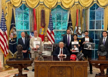 Trump se reúne con familiares de rehenes y sobrevivientes de cautiverio en la Casa Blanca