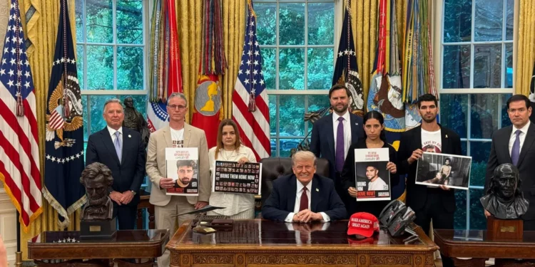 Trump se reúne con familiares de rehenes y sobrevivientes de cautiverio en la Casa Blanca