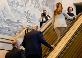 Jefe de la ONU culpa al camarógrafo de Trump por falla de escalera mecánica