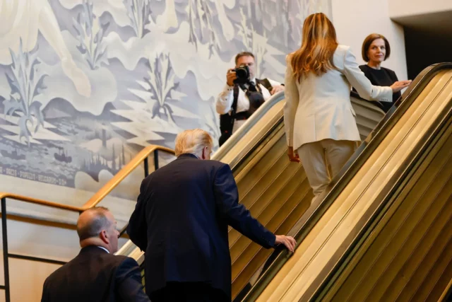 Jefe de la ONU culpa al camarógrafo de Trump por falla de escalera mecánica