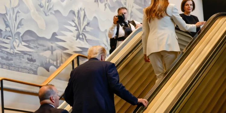 Jefe de la ONU culpa al camarógrafo de Trump por falla de escalera mecánica
