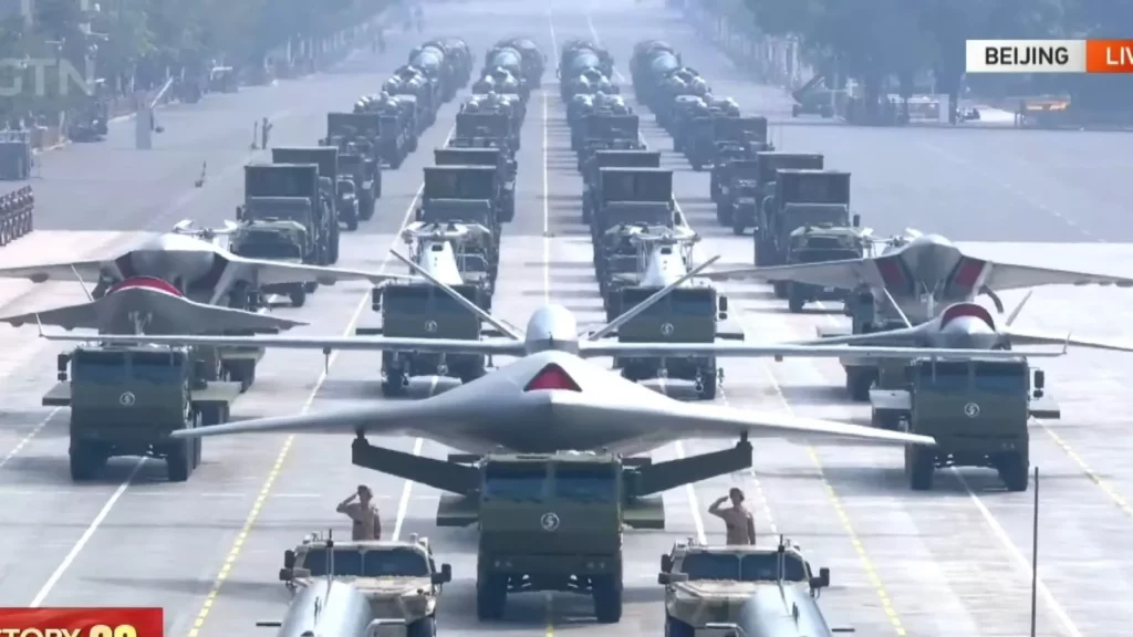 Captura de pantalla que muestra la vista frontal de los seis UCAV montados en camiones durante el desfile. (Crédito de la imagen: CGTN) 