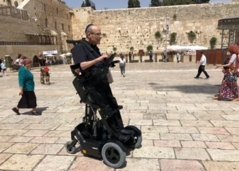 Tecnología israelí permite a personas en silla de ruedas ponerse de pie