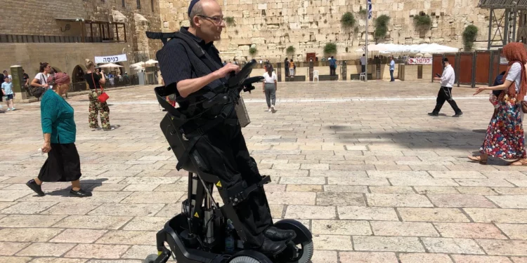 Tecnología israelí permite a personas en silla de ruedas ponerse de pie