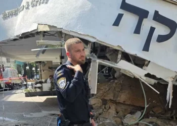 Un balcón se derrumba en Tel Aviv y daña fachada del restaurante Yashka