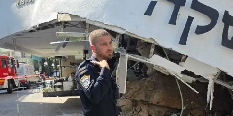 Un balcón se derrumba en Tel Aviv y daña fachada del restaurante Yashka