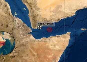 Un probable ataque hutí incendia un barco en el Golfo de Adén