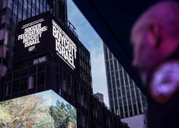 Valla en el Times Square acusa a Israel de genocidio y exige su expulsión de deportes