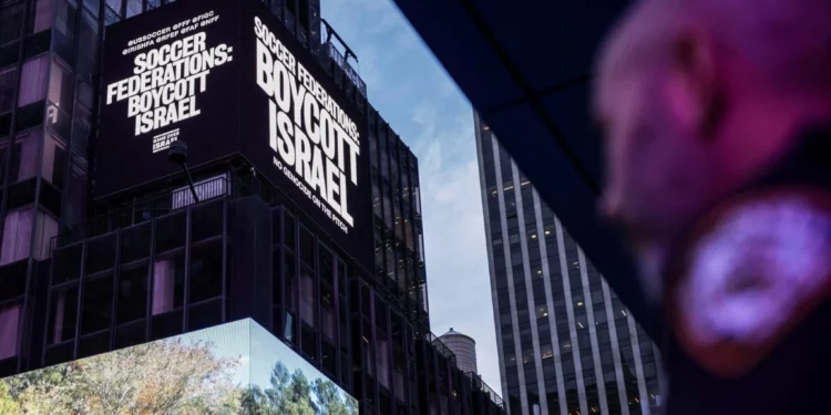 Valla en el Times Square acusa a Israel de genocidio y exige su expulsión de deportes