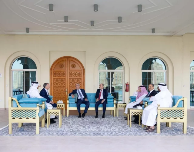 Líderes de Emiratos Árabes Unidos, Jordania y Arabia Saudita se dirigen a Qatar