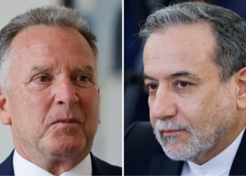 Izquierda: El enviado especial de EE. UU., Steve Witkoff, en París, Francia, el 17 de abril de 2025. (Ludovic Marin, Pool Photo vía AP); Derecha: El ministro de Asuntos Exteriores iraní, Abbas Araghchi, en Moscú, Rusia, el 18 de abril de 2025. (Tatyana Makeyeva/Pool Photo vía AP)