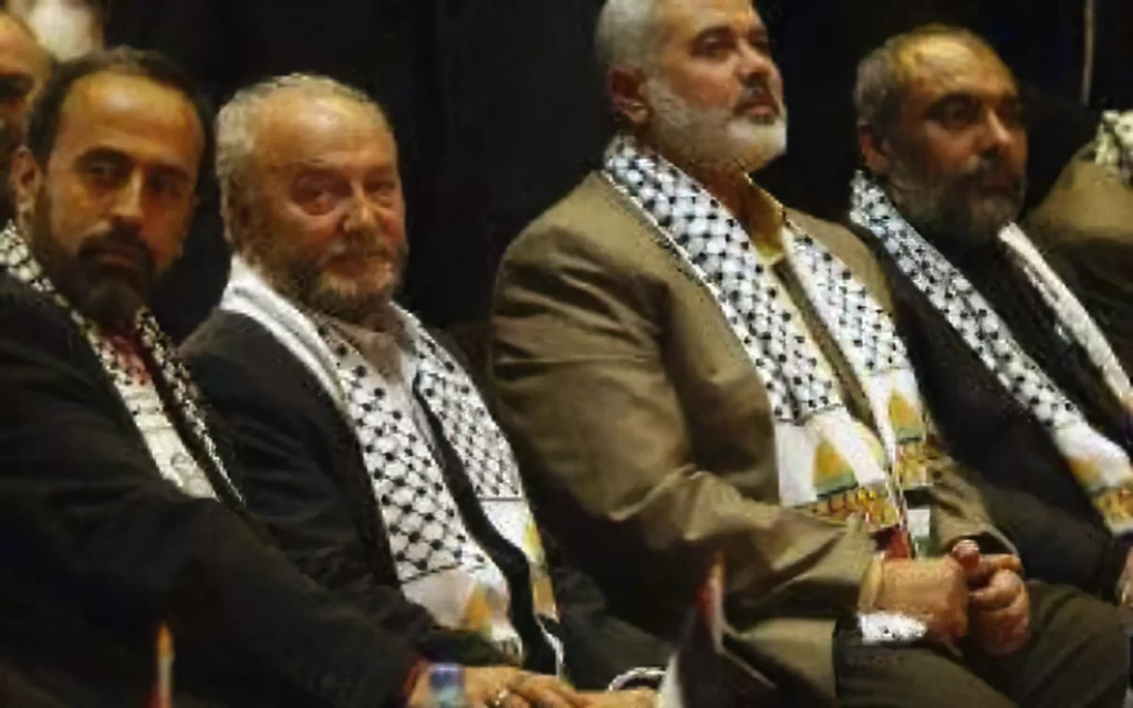 Zaher Birawi, jefe del sector de Hamás del PCPA en el Reino Unido, junto a Ismail Haniyeh, jefe del Buró Político de Hamás. (Folleto del Ministerio de Asuntos Exteriores)