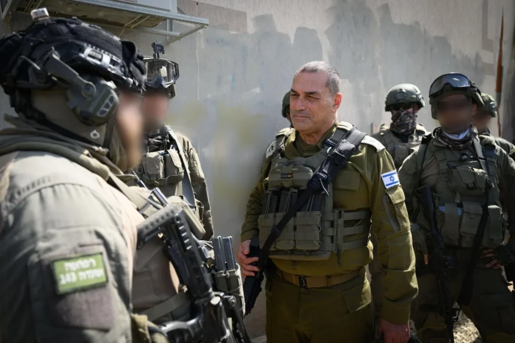 Jefe de las FDI visita a las tropas en Gaza