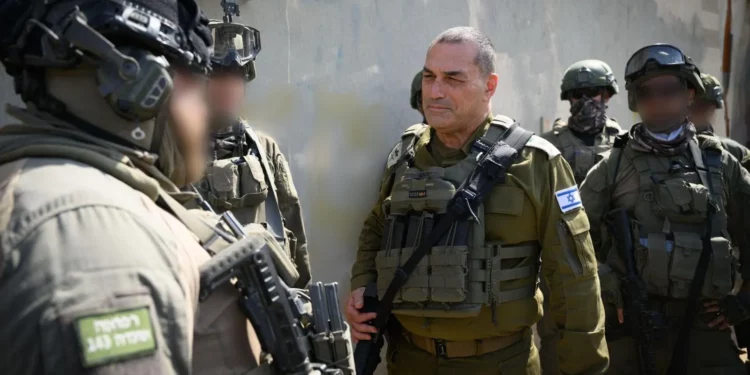 Jefe de las FDI visita a las tropas en Gaza