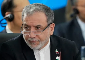 El ministro de Asuntos Exteriores de Irán, Abbas Araghchi, asiste a la 17ª cumbre anual de los BRICS en Río de Janeiro, Brasil, el 7 de julio de 2025. (AP/Eraldo Peres)
