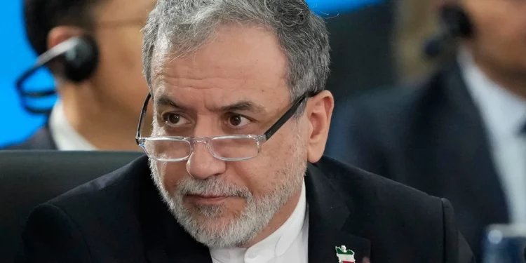 El ministro de Asuntos Exteriores de Irán, Abbas Araghchi, asiste a la 17ª cumbre anual de los BRICS en Río de Janeiro, Brasil, el 7 de julio de 2025. (AP/Eraldo Peres)