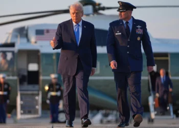 El presidente de Estados Unidos, Donald Trump, se dirige desde el Marine One con el coronel Christopher Robinson (derecha), comandante del 89.º Ala de Transporte Aéreo, para abordar el Air Force One en la Base Conjunta Andrews, Maryland, el 22 de septiembre de 2025 (Foto AP/Evan Vucci)