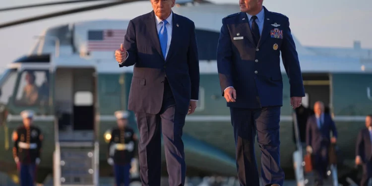 El presidente de Estados Unidos, Donald Trump, se dirige desde el Marine One con el coronel Christopher Robinson (derecha), comandante del 89.º Ala de Transporte Aéreo, para abordar el Air Force One en la Base Conjunta Andrews, Maryland, el 22 de septiembre de 2025 (Foto AP/Evan Vucci)