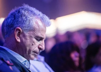 Ilustrativo: El jefe del Mossad, David Barnea, asiste a una ceremonia de despedida en su honor, en la Academia Nacional de Policía en Beit Shemesh, el 14 de julio de 2024. (Chaim Goldberg/Flash90)