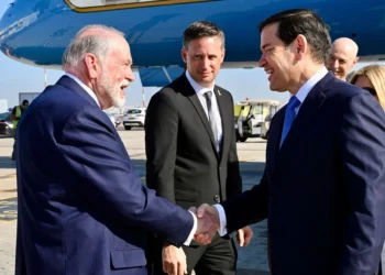 El secretario de Estado de Estados Unidos, Marco Rubio, y su esposa Jeanette desembarcan en el Aeropuerto Internacional Ben Gurion, el 15 de septiembre de 2025 (David Azagury, Embajada de Estados Unidos en Jerusalén)
