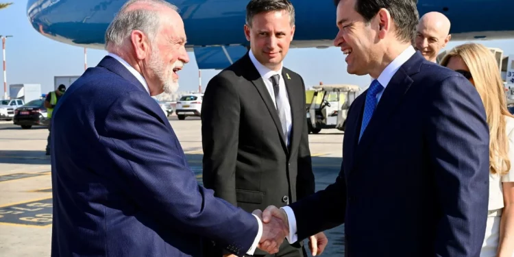 El secretario de Estado de Estados Unidos, Marco Rubio, y su esposa Jeanette desembarcan en el Aeropuerto Internacional Ben Gurion, el 15 de septiembre de 2025 (David Azagury, Embajada de Estados Unidos en Jerusalén)