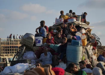 Palestinos desplazados huyen del norte de Gaza a pie y en vehículos, transportando sus pertenencias por la carretera costera hacia el sur de la Franja, el 15 de septiembre de 2025. (AP/Abdel Kareem Hana)