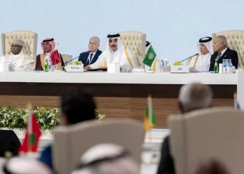 Esta imagen difundida por la Agencia de Noticias de Qatar (QNA) muestra al Emir de Qatar, el jeque Tamim bin Hamad Al-Thani (C), presidiendo la cumbre de emergencia árabe-islámica de 2025 en Doha el 15 de septiembre de 2025. (Agencia de Noticias de Qatar / AFP)