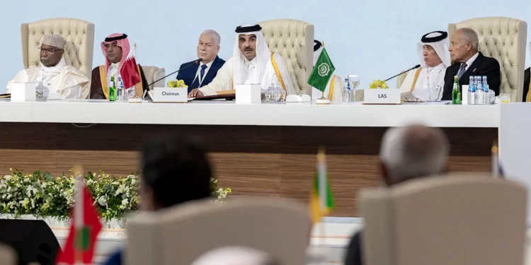 Esta imagen difundida por la Agencia de Noticias de Qatar (QNA) muestra al Emir de Qatar, el jeque Tamim bin Hamad Al-Thani (C), presidiendo la cumbre de emergencia árabe-islámica de 2025 en Doha el 15 de septiembre de 2025. (Agencia de Noticias de Qatar / AFP)