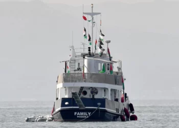 Un barco, conocido como 'Familia', parte de la Flotilla Global Sumud, anclado frente a la costa de la aldea de Sidi Bou Said el 9 de septiembre de 2025 (FETHI BELAID / AFP)