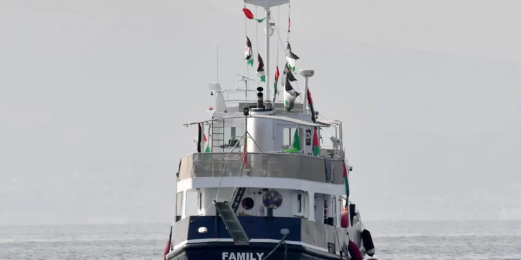 Un barco, conocido como 'Familia', parte de la Flotilla Global Sumud, anclado frente a la costa de la aldea de Sidi Bou Said el 9 de septiembre de 2025 (FETHI BELAID / AFP)