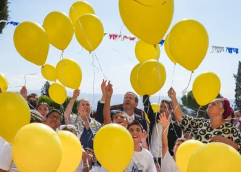 El presidente Isaac Herzog y su esposa Michal visitan Kiryat Shmona el primer día del año escolar, el 1 de septiembre de 2025. (Ayal Margolin/Flash90)