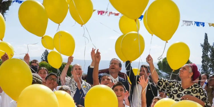El presidente Isaac Herzog y su esposa Michal visitan Kiryat Shmona el primer día del año escolar, el 1 de septiembre de 2025. (Ayal Margolin/Flash90)
