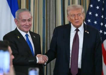 El presidente de Estados Unidos, Donald Trump, y el primer ministro israelí, Benjamin Netanyahu, se estrechan la mano al concluir una conferencia de prensa conjunta en el Comedor de Estado de la Casa Blanca, en Washington, D.C., el 29 de septiembre de 2025. (ANDREW CABALLERO-REYNOLDS / AFP)