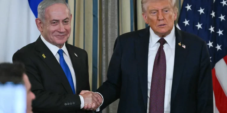 El presidente de Estados Unidos, Donald Trump, y el primer ministro israelí, Benjamin Netanyahu, se estrechan la mano al concluir una conferencia de prensa conjunta en el Comedor de Estado de la Casa Blanca, en Washington, D.C., el 29 de septiembre de 2025. (ANDREW CABALLERO-REYNOLDS / AFP)