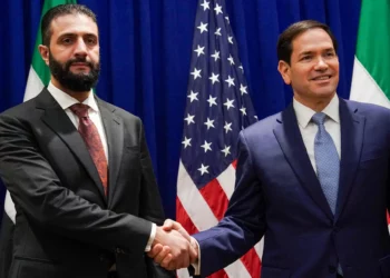 El secretario de Estado de Estados Unidos, Marco Rubio (der.), se reúne con el presidente sirio, Ahmed al-Sharaa, en el Hotel Lotte New York Palace, al margen de la reunión de la Asamblea general de las Naciones Unidas en Nueva York, el 22 de septiembre de 2025. (Bing Guan / POOL / AFP)