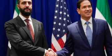 El secretario de Estado de Estados Unidos, Marco Rubio (der.), se reúne con el presidente sirio, Ahmed al-Sharaa, en el Hotel Lotte New York Palace, al margen de la reunión de la Asamblea general de las Naciones Unidas en Nueva York, el 22 de septiembre de 2025. (Bing Guan / POOL / AFP)