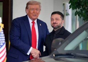 El presidente de Estados Unidos, Donald Trump (izquierda), saluda al presidente de Ucrania, Volodymyr Zelensky, a su llegada a la Casa Blanca, el lunes 18 de agosto de 2025, en Washington, D.C. (Foto AP/Alex Brandon)