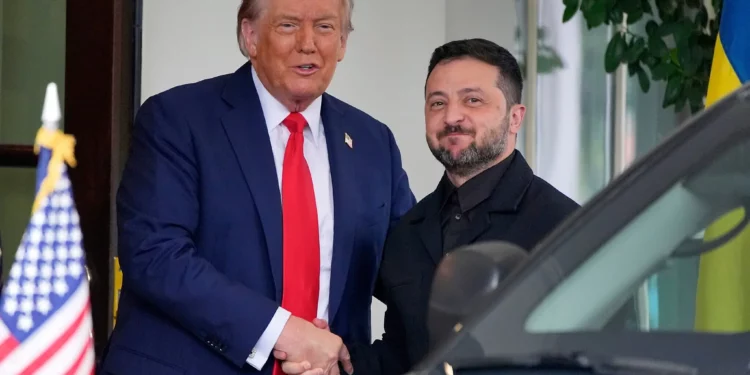 El presidente de Estados Unidos, Donald Trump (izquierda), saluda al presidente de Ucrania, Volodymyr Zelensky, a su llegada a la Casa Blanca, el lunes 18 de agosto de 2025, en Washington, D.C. (Foto AP/Alex Brandon)