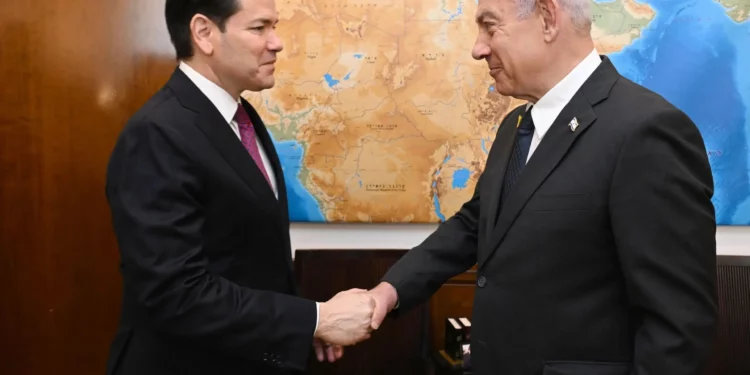 El primer ministro Benjamin Netanyahu (derecha) recibe al secretario de Estado estadounidense, Marco Rubio, en Jerusalén el 15 de septiembre de 2025. (Haim Zach/GPO)