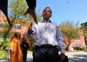 El excandidato a la alcaldía de Boston, Josh Kraft, hace campaña frente a un centro de votación el 9 de septiembre de 2025, en el barrio de Roxbury, Boston. (AP/Charles Krupa)