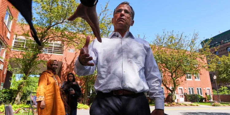 El excandidato a la alcaldía de Boston, Josh Kraft, hace campaña frente a un centro de votación el 9 de septiembre de 2025, en el barrio de Roxbury, Boston. (AP/Charles Krupa)