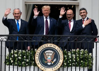 (De izq. a der.) El primer ministro Benjamin Netanyahu, el presidente estadounidense Donald Trump, el ministro de Asuntos Exteriores de Bahréin, Khalid bin Ahmed Al Khalifa, y el ministro de Asuntos Exteriores de los Emiratos Árabes Unidos, Abdullah bin Zayed al-Nahyan, posan para una foto en el Balcón del Salón Azul después de firmar los Acuerdos de Abraham durante una ceremonia en el Jardín Sur de la Casa Blanca en Washington, el 15 de septiembre de 2020. (Foto AP/Alex Brandon, Archivo)